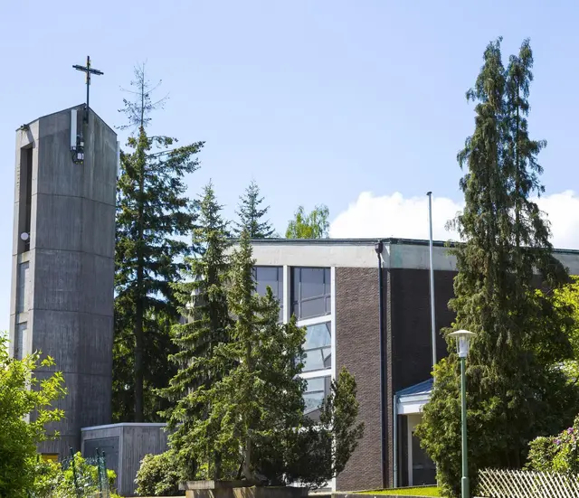In Siegelbach informiert die Pfarrei Mariä Himmelfahrt über die geplante Profanierung und den Verkauf der Kirche St. Stephanus bei einer Gemeindeversammlung | Foto: Agentur view/gratis