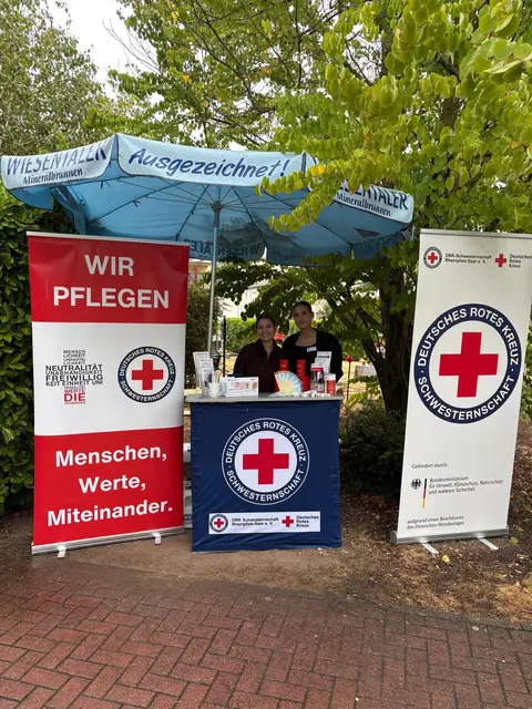 Ein Infostand der DRK Schwesternschaft Rheinpfalz-Saar e.V. mit zwei jungen Frauen, die für Fragen der Besucher bereitstehen.