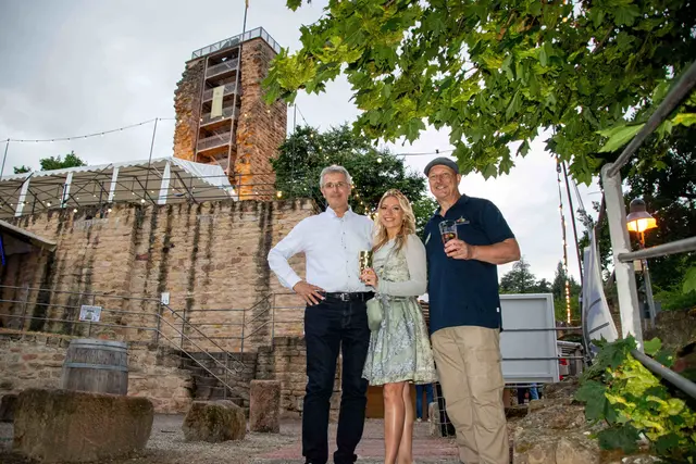 Sie eröffneten das diesjährige Wachenheimer Burgfest (von links): Stefan Heiser, Beigeordneter der Verbandsgemeinde Wachenheim, die Wachenheimer Weinprinzessin Conny I. und Willy Bohl, Vorsitzender des Förderkreises Wachtenburg.
   
 | Foto: Förderkreis Wachtenburg