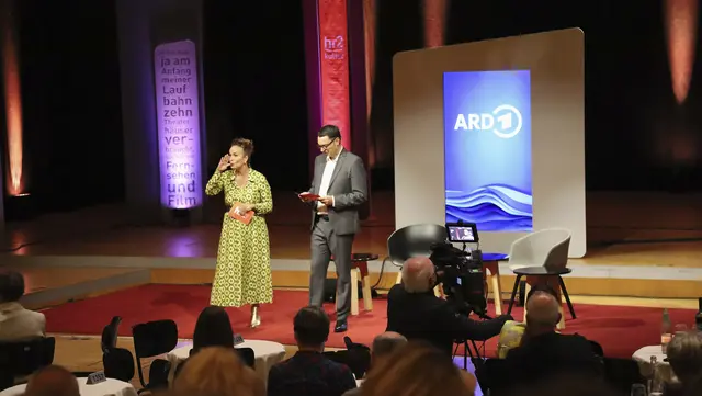 ARD Radiokulturnacht der Bücher: Im hr-Sendesaal in Frankfurt läuft die Büchernacht mit Moderation und Live-Ausstrahlung im Radio. | Foto: HR Hessischer Rundfunk