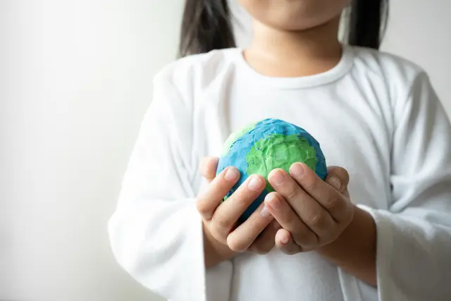 Kinder lernen bei Workshops und Experimenten, wie Klimawandel funktioniert und welche Ideen sie selbst entwickeln können. | Foto: StockerThings/stock.adobe.com