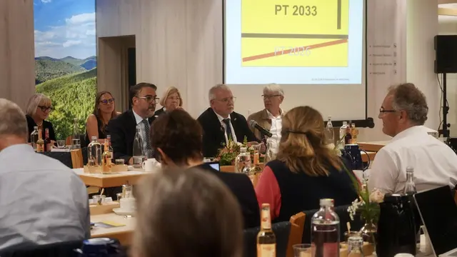 Bei der Sitzung des Bezirkstags in Lambrecht ging es um das 70-jährige Bestehen der Pfalzakademie, die Finanzierung des Bezirksverbands und die geplanten Bahn-Vollsperrungen. | Foto: Bezirksverband Pfalz