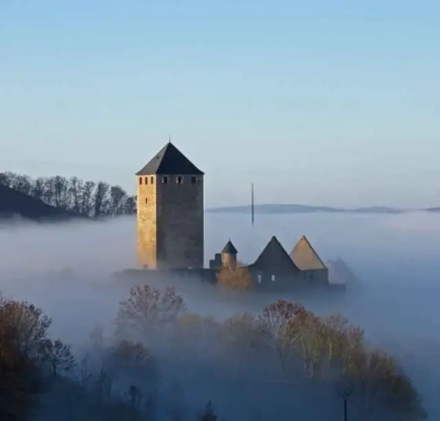 Die Burg im Nebel | Foto: Urweltmuseum Geoskop / Burg Lichtenberg 