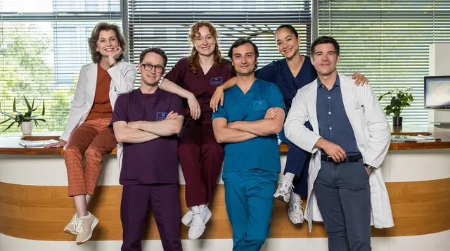 In aller Freundschaft - Die jungen Ärzte: Die Serie dreht seit 1. September die 13. Staffel und setzt am 8. Oktober um 18.50 Uhr die 12. Staffel im Ersten fort. | Foto: ARD Das Erste