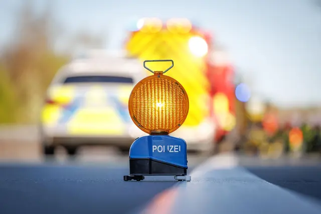 Die Autobahn wurde kurzzeitig gesperrt, damit der Rettungsdienst arbeiten konnte. (Symbolbild) | Foto: Friso Gentsch/dpa