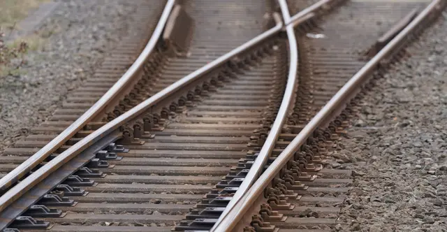 ver.di: Die Gewerkschaft hat ein Arbeitgeberangebot im Eisenbahntarifvertrag als unzureichend zurückgewiesen. Im Streit geht es um Entgelte, Laufzeit und Arbeitsbedingungen. | Foto: Marcus Brandt/dpa