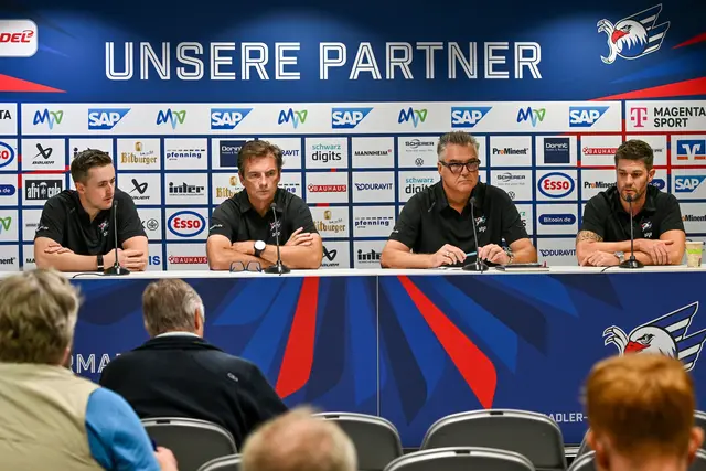v.l.n.r. : Adler-Kapitän Marc Michaelis, Adler-Cheftrainer Dallas Eakins, Adler- Geschäftsführer Matthias Binder und Adler-Pressesprecher Adrian Parejo auf der Saisoneröffnungspressekonferenz. | Foto: Ruffler/PIX-Sportfotos