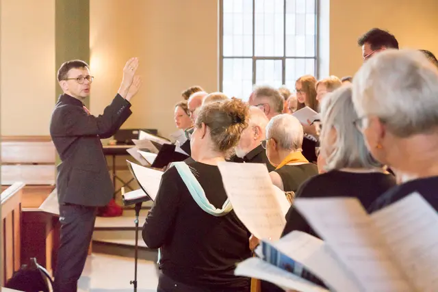 Unter Leitung von Bezirkskantor Tobias Martin erarbeitet der Projektchor die Vertonung von Psalm 66.  | Foto: Prot. Dekanat LU/Wagner