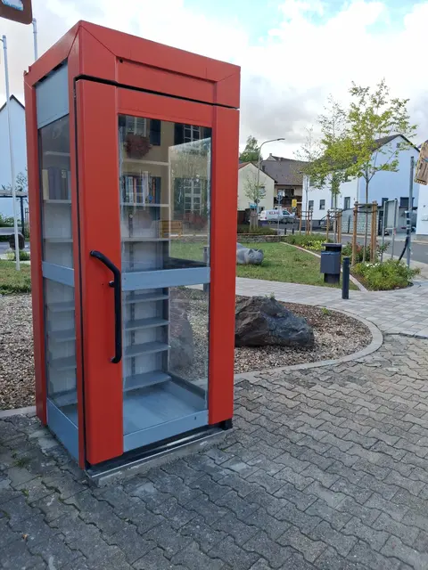Ab sofort stehen den Bürgerinnen und Bürgern in Bolanden zwei neue Büchertauschstationen in ehemaligen Telefonzellen zur Verfügung | Foto: Hermann Schäffer/gratis