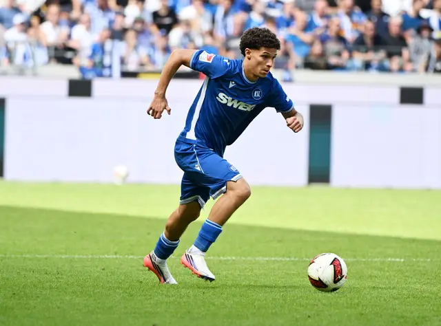 Trägt weiter Blau-Weiß: Louey Ben Farhat bleibt in Karlsruhe, gehört nun aber dem SC Freiburg. (Archivbild) | Foto: Uli Deck/dpa
