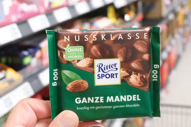 Wegen neuer EU-Vorgaben überklebt Ritter Sport alte Verpackungen mit Stickern. (Symbolbild) | Foto: Bernd Weißbrod/dpa