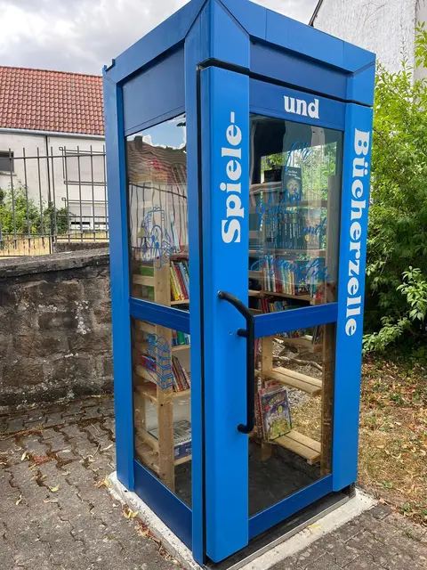 Ab sofort stehen den Bürgerinnen und Bürgern in Bolanden zwei neue Büchertauschstationen in ehemaligen Telefonzellen zur Verfügung | Foto: Hermann Schäffer/gratis