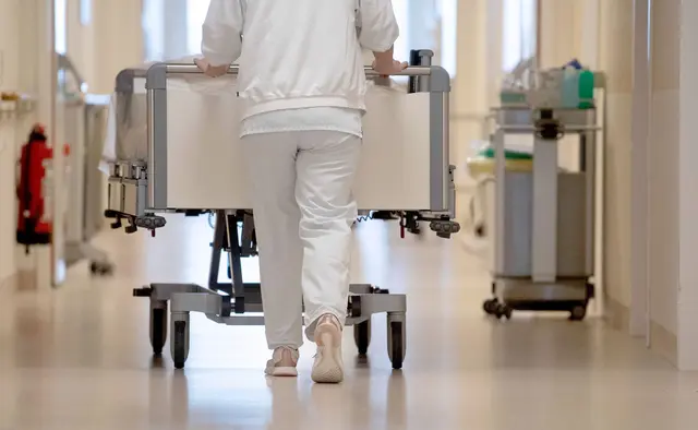 Gesundheitsminister Clemens Hoch (SPD) stellt den Krankenhausplan für Rheinland-Pfalz vor. (Symbolbild) | Foto: Marijan Murat/dpa