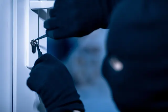 Einbrecher haben im östlichen Stadtgebiet rund 69.000 Euro Bargeld aus einer Wohnung gestohlen. Die Polizei ermittelt und warnt davor, größere Ersparnisse zu Hause aufzubewahren. | Foto: Prostock-studio/stock.adobe.com