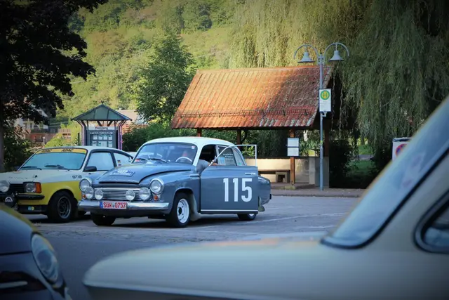 Oldtimer auf der Strecke der Heidlauf Classics: Die Veranstaltung führt durch die malerische Südpfalz und begeistert mit rund 25 einzigartigen Stopps entlang der 140 Kilometer langen Strecke | Foto: Karsten Heidlauf/Heidlauf Classics