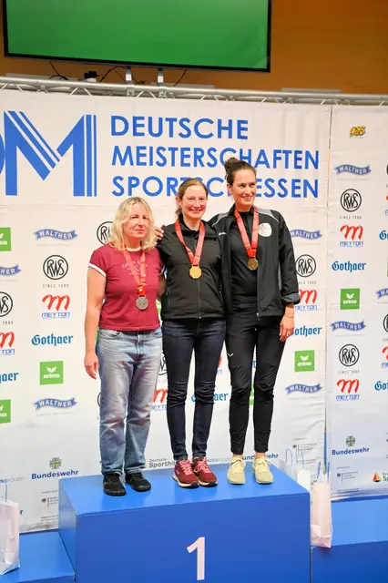 1. Platz Jessica Kregel (Niedersachsen) mitte, 2. Platz Eva Naudsch (Pfalz) links und 3. Platz Eva-Catharina Voßfänger (Westfalen) techts
 | Foto: Eva Naudsch/Gratis