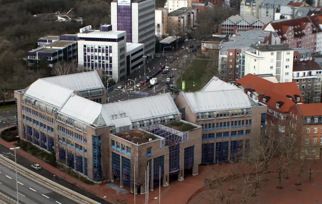 Das Kreishaus am Ludwigshafener Europaplatz steht seit 2024 unter Denkmalschutz. Es gehört dem Kreis, bietet allerdings angesichts der wachsenden Aufgaben in der Verwaltung zu wenig Fläche.  | Foto: Archiv Gisela Böhmer