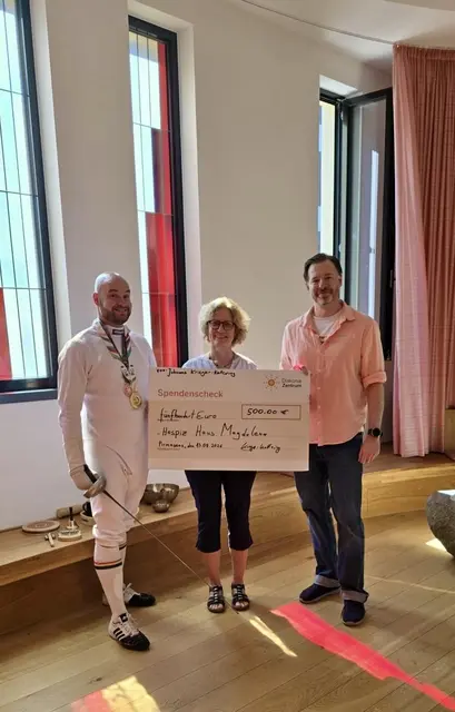 Ein Fechttraining für die Gay Games führte zu einer 500-Euro-Spende an das Hospiz Haus Magdalena in Pirmasens. | Foto: DiakonieZentrum Pirmasens