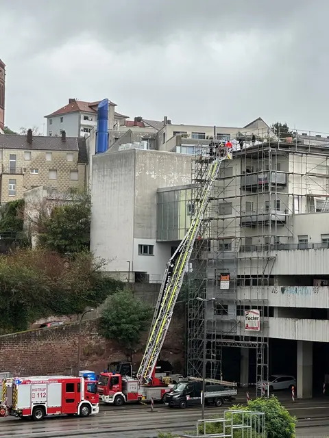 Die Feuerwehr Pirmasens holte einen verletzten Dachdecker mit der Drehleiter vom Parkhausdach in der Schäferstraße. Der Mann war umgeknickt und wurde an den Rettungsdienst übergeben. | Foto: Polizeidirektion Pirmasens