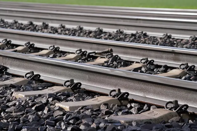 Die Deutsche Bahn richtet ihren Markenauftritt neu aus. Das neue Design orientiert sich an Schienenschwellen, das DB Logo und die bekannte Farbwelt bleiben erhalten. | Foto: Deutsche Bahn AG / Volker Emersleben