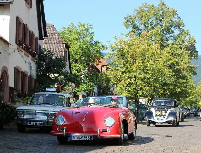 Oldtimerwandern oder ab diesem Jahr "Heidlauf Classics" 2026: Verschiedene Oldtimer sind am Wochenende auf den Straßen der Südpfalz | Foto: Karsten Heidlauf/Heidlauf Classics