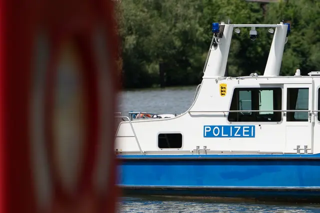 Vor der Konstanzer Hafeneinfahrt bargen Einsatzkräfte ein gekentertes Segelboot. (Symbolbild) | Foto: Markus Lenhardt/dpa