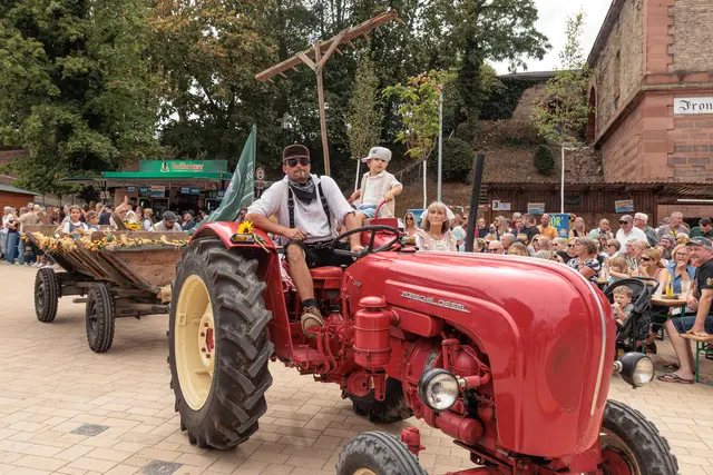 Musik, Kostüme und aufwendig gestaltete Wagen prägten den historischen Umzug durch Germersheim. Die Teilnehmer ließen verschiedene Epochen der Stadtgeschichte lebendig werden. | Foto: Paul Needham