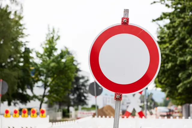 Das „Dinner in Bunt“ zur 300-Jahr-Feier des Ortsbezirks Erzhütten-Wiesenthalerhof führt zur Vollsperrung der Erzhütter Straße | Foto: Christian Schwier/stock.adobe.com