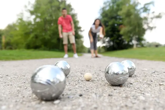 Feinmotorik, Konzentration und Lebensfreude: Boule spielen ist gut für Körper und Geist. Mit ein paar Tipps wird's nicht zur einseitigen Belastung. | Foto: Tobias Hase/dpa-mag