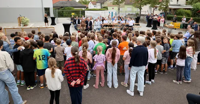 Blick auf die Gäste der Einweihung | Foto: VG Ramstein-Miesenbach
