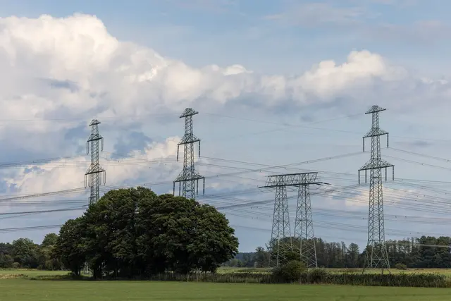 Umspannwerke gelten als Herzstücke der Stromversorgung.  | Foto: Frank Hammerschmidt/dpa