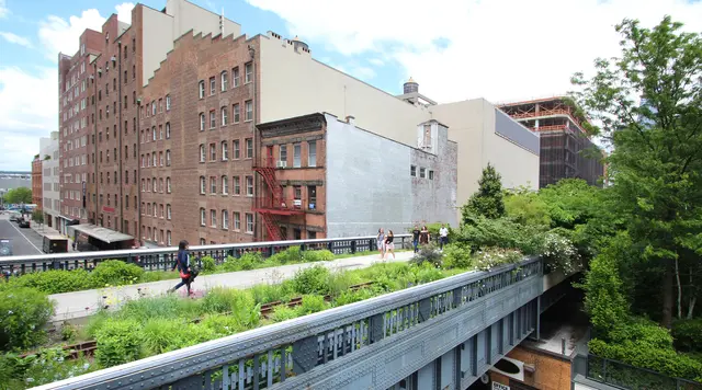 Der High Line Park wurde nur intensiv begrünt und sollte eine neue, attraktive Nutzung für die alte Trasse schaffen.  | Foto: Brad Pict/stock.adobe.com
