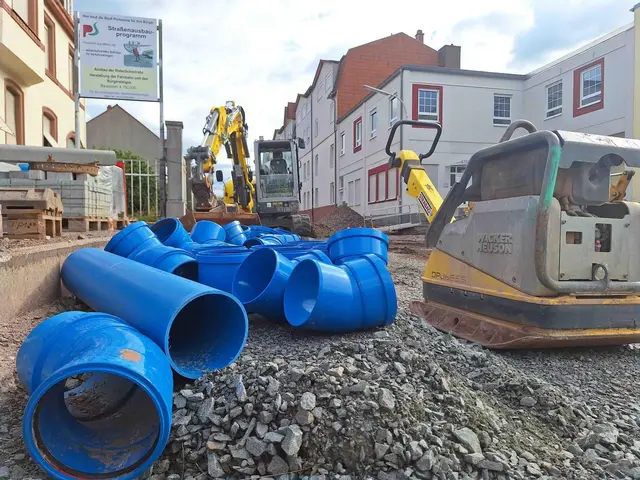 Die Stadt Pirmasens erneuert die Rotenbühlstraße zwischen Simter- und Lembergerstraße. Bis Mitte Oktober sollen Fahrbahn, Gehwege, Entwässerung, Beleuchtung und Grünflächen fertig sein. | Foto: Maximilian Zwick
