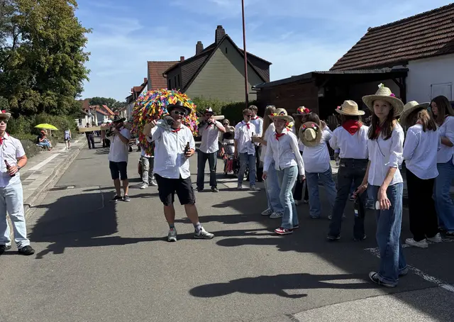 Höhepunkt am Sonntag: Beim Kerweumzug in Rodenbach ziehen bis zu 20 Gruppen zum Festplatz. Das Foto zeigt die Straußjugend des vergangenen Jahres | Foto: Nico Föhr/gratis
