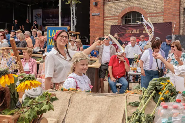 Zahlreiche Gruppen machten den historischen Umzug zu einem farbenfrohen Spektakel. Von historischen Darstellungen bis zu fantasievollen Kostümen gab es für die Zuschauer viel zu entdecken. | Foto: Paul Needham