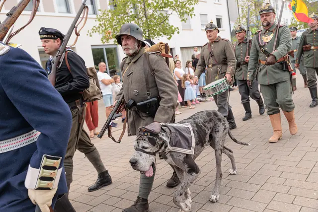 Ein farbenfrohes Bild bot der historische Umzug anlässlich von „750 Jahre Stadtrechte Germersheim“. Zahlreiche Teilnehmer präsentierten Geschichte, Brauchtum und Handwerk auf kreative Weise. | Foto: Paul Needham