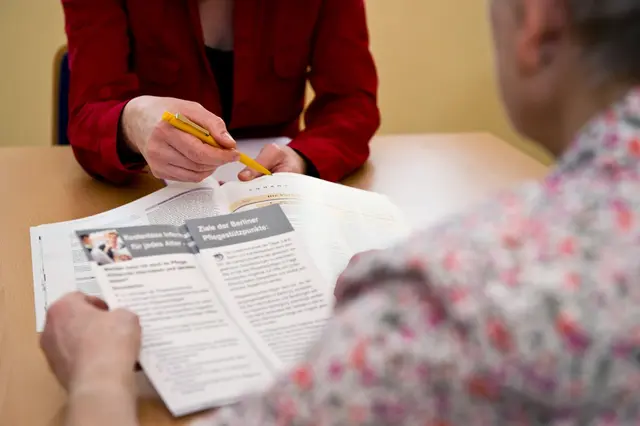 Orientierung im Dschungel der Pflegeleistungen: Nach einer Beratung haben Pflegebedürftige und ihre Angehörigen mehr Klarheit. | Foto: Franziska Gabbert/dpa-mag