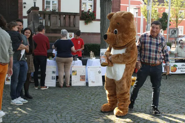 Auf dem Neuen Marktplatz in Ramstein-Miesenbach gibt es regionalen Honig, Imkereiprodukte und Einblicke in die Arbeit der Imker. | Foto: Imkerverein Landstuhl