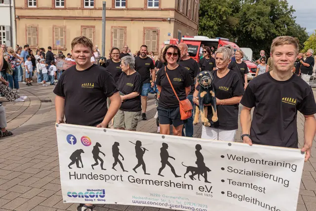 Ein farbenfrohes Bild bot der historische Umzug anlässlich von „750 Jahre Stadtrechte Germersheim“. Zahlreiche Teilnehmer präsentierten Geschichte, Brauchtum und Handwerk auf kreative Weise. | Foto: Paul Needham