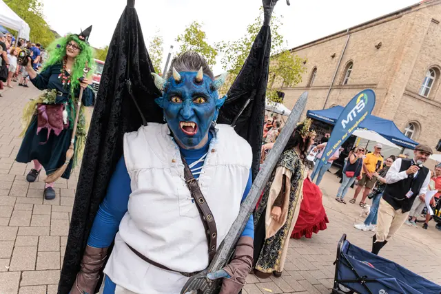 Zahlreiche Gruppen machten den historischen Umzug zu einem farbenfrohen Spektakel. Von historischen Darstellungen bis zu fantasievollen Kostümen gab es für die Zuschauer viel zu entdecken. | Foto: Paul Needham