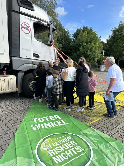 Bei der Verkehrssicherheitsaktion „Clever zu Fuß - sichere Kids“ in Rockenhausen übten 66 Kinder sicheres Verhalten im Straßenverkehr. Das Polizei-Projekt wurde mit dem „mobil und sicher“-Preis in Gold ausgezeichnet. | Foto: Polizeiinspektion Rockenhausen