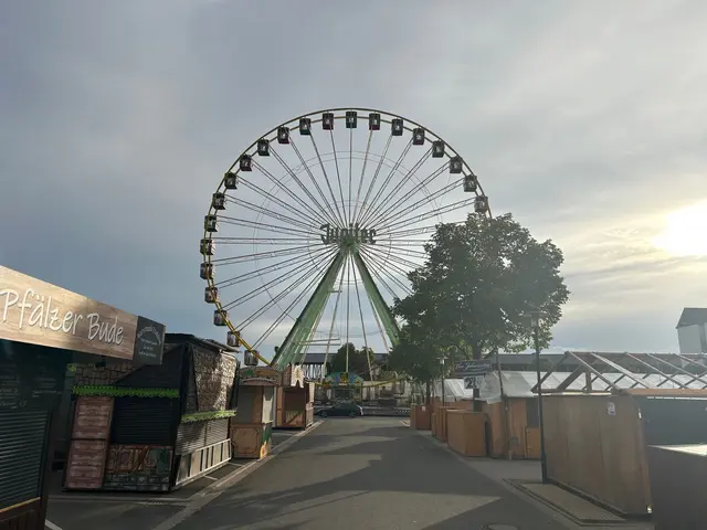 Viele Menschen feiern beim Wurstmarkt gemeinsam unter freiem Himmel. | Foto: Stadt Bad Dürkheim