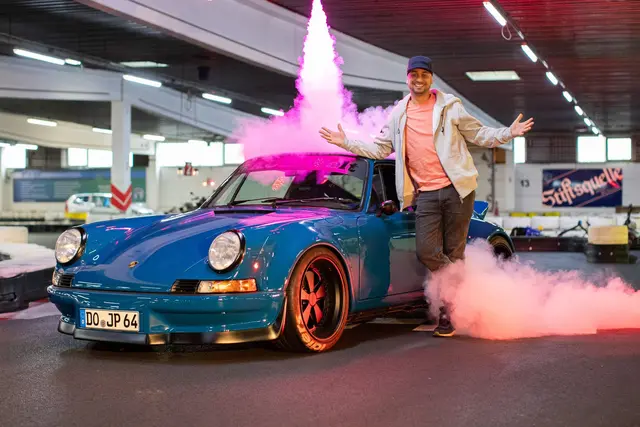 Tuningprofi Jean Pierre „JP“ Kraemer posiert im Daytona Kart-Center vor einem Porsche RWB Backdate. | Foto: Marcel Kusch/dpa-mag
