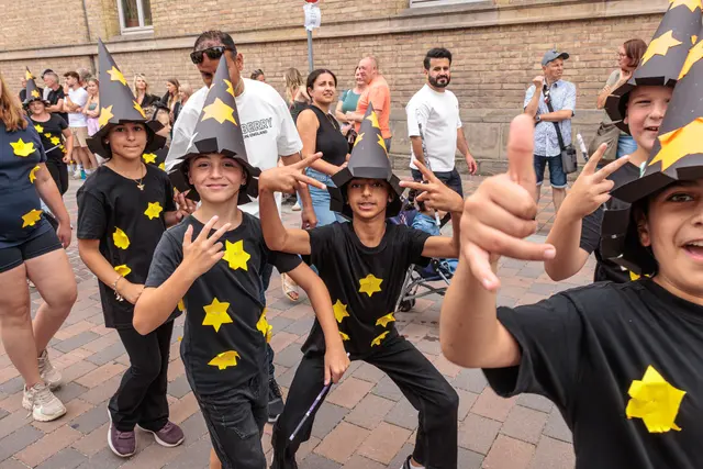 Zahlreiche Gruppen machten den historischen Umzug zu einem farbenfrohen Spektakel. Von historischen Darstellungen bis zu fantasievollen Kostümen gab es für die Zuschauer viel zu entdecken. | Foto: Paul Needham