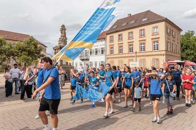 Ein farbenfrohes Bild bot der historische Umzug anlässlich von „750 Jahre Stadtrechte Germersheim“. Zahlreiche Teilnehmer präsentierten Geschichte, Brauchtum und Handwerk auf kreative Weise. | Foto: Paul Needham