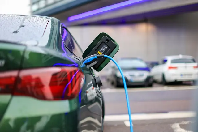 Neuer Elektro-Flitzer? Diese Versicherungs-Details sollte man checken. | Foto: Jan Woitas/dpa/dpa-mag