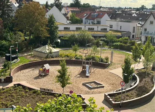 Die Grünanlage am Spitalplatz erhält ab Mitte September eine Bewässerungsanlage. Gerade in heißen und trockenen Perioden soll sie künftig eine effiziente und bedarfsgerechte Bewässerung der Pflanzen ermöglichen. | Foto: Stadt Viernheim