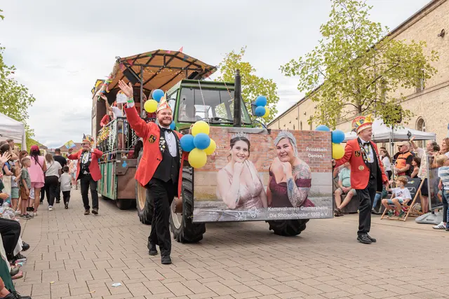 Von traditionellen Gewändern bis zu ausgefallenen Ideen: Die Gruppen brachten beim historischen Umzug zum 750-jährigen Jubiläum jede Menge Abwechslung auf die Straßen. | Foto: Paul Needham