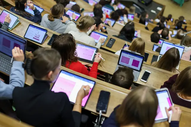 Dual studieren heißt auch: Rentenpunkte sammeln. In Hörsaal- und Praxisphasen sind dual Studierende rentenversichert – anders als viele andere Studierende. | Foto: Jan Woitas/dpa/dpa-mag
