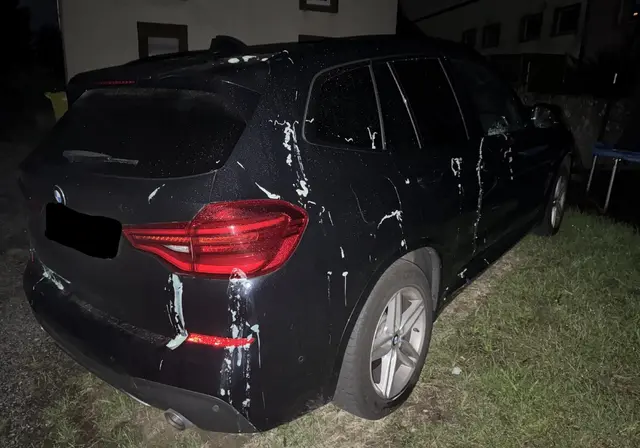 Unbekannte haben in der Großgasse ein Auto mit einer weißen, schaumartigen Substanz übergossen. Die Polizei Pirmasens ermittelt wegen Vandalismus und sucht Zeugen. | Foto: Polizeidirektion Pirmasens